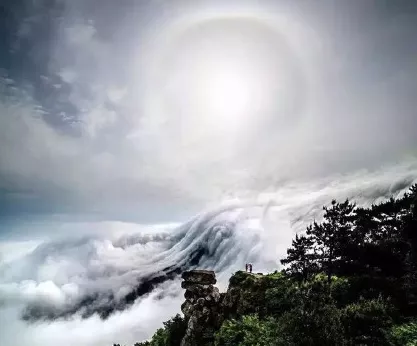 江西廬山瀑布云是什么樣的  江西廬山百年一遇的奇景是什么